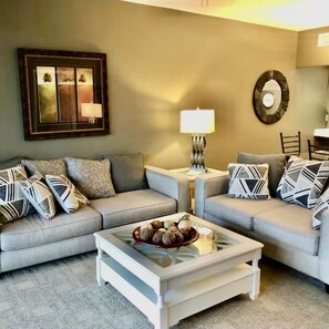 Tv, dvd-spelare, ett filmbibliotek och en stereo