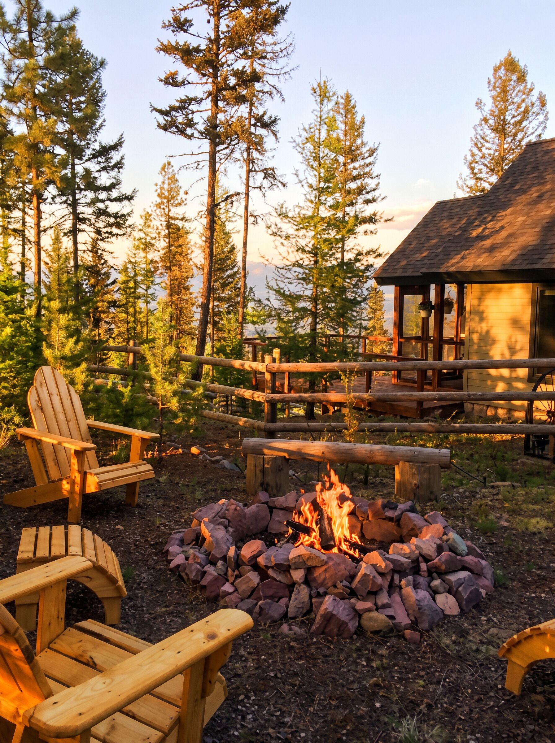 Une cabane avec un foyer, entourée de chaises en bois, située dans une zone boisée.