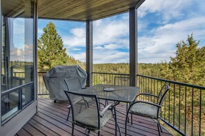 Outdoor dining - River View Condo, Close To Town/Mountain, Private Hot Tub  (Bend)