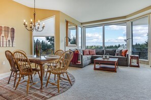 Smart TV, fireplace, DVD player, books