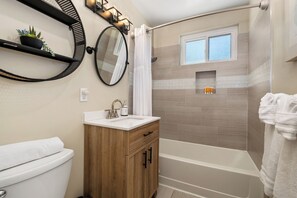 Hair dryer, towels - Stylish Chic Hotel-style Beach Cottage-Central AC,Patio,Bikes,Walk to Beach (Capistrano Beach)