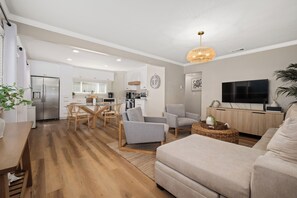 Télévision, lecteur de DVD, chaîne hi-fi