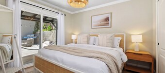 Stilig Chic Hotel-stil Beach Cottage-Central AC, Uteplats, Cyklar, promenad till stranden