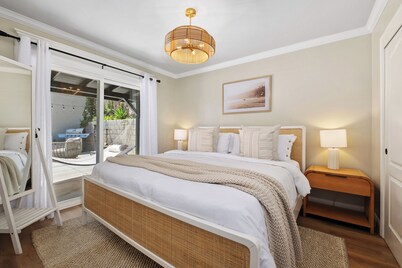 Stylish Chic Hotel-style Beach Cottage-Central AC,Patio,Bikes,Walk to Beach