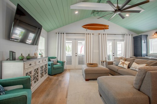 Upea remontoitu ranta Home w / 6BR Yksityinen pysäköintialue 5 kävelymatkan päässä rannalta tai pyörällä