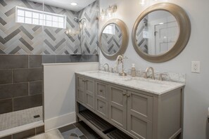 Bathtub - Private Pool/FirePit 6BR Sleeps 16 Easy Bike/Walk to Downtown Rehoboth Beach (Rehoboth Beach)