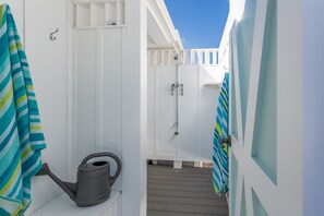 Property grounds - Private Pool/FirePit 6BR Sleeps 16 Easy Bike/Walk to Downtown Rehoboth Beach (Rehoboth Beach)