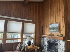 Smart-TV, Kamin, DVD-Player, Stereoanlage