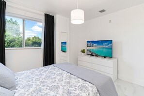 1 bedroom, in-room safe, desk, iron/ironing board - Self Check In, Free Parking , Pet Friendly Smart TV's, Desk ,Fast WIFI (Coral Gables)