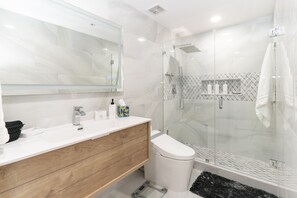 Combined shower/bathtub, hair dryer, towels, soap - Self Check In, Free Parking , Pet Friendly Smart TV's, Desk ,Fast WIFI (Coral Gables)