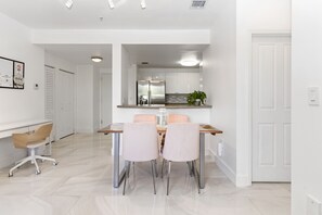 Dining - Self Check In, Free Parking , Pet Friendly Smart TV's, Desk ,Fast WIFI (Coral Gables)