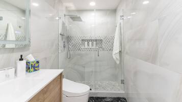 Ducha y bañera combinadas, secador de pelo, toallas y jabón