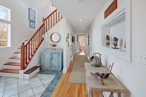 Interior - Sleeps 12, amazing view, tennis court, basketball court, beaches (Edgartown)