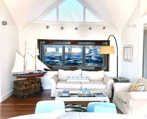 Smart TV, fireplace, foosball, table tennis - Sleeps 12, amazing view, tennis court, basketball court, beaches (Edgartown)
