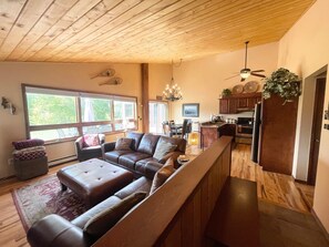 Smart TV, fireplace, DVD player - AMAZING Mtn Views, Private Hot Tub, Fireplace, next to River Trail !! (Fraser)
