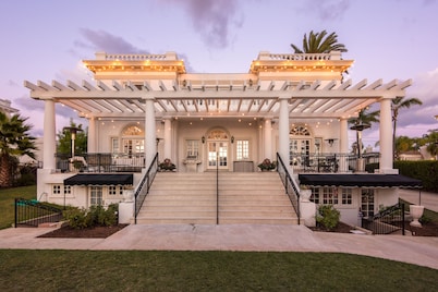 Romantic Guest House, Spectacular Views, Close to everything , Private Hot Tub