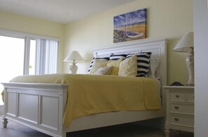 3 bedrooms, iron/ironing board, WiFi, bed sheets - On the Ocean! - Luxury Vacation Rental - Only Monthly Rental (Redington Shores)