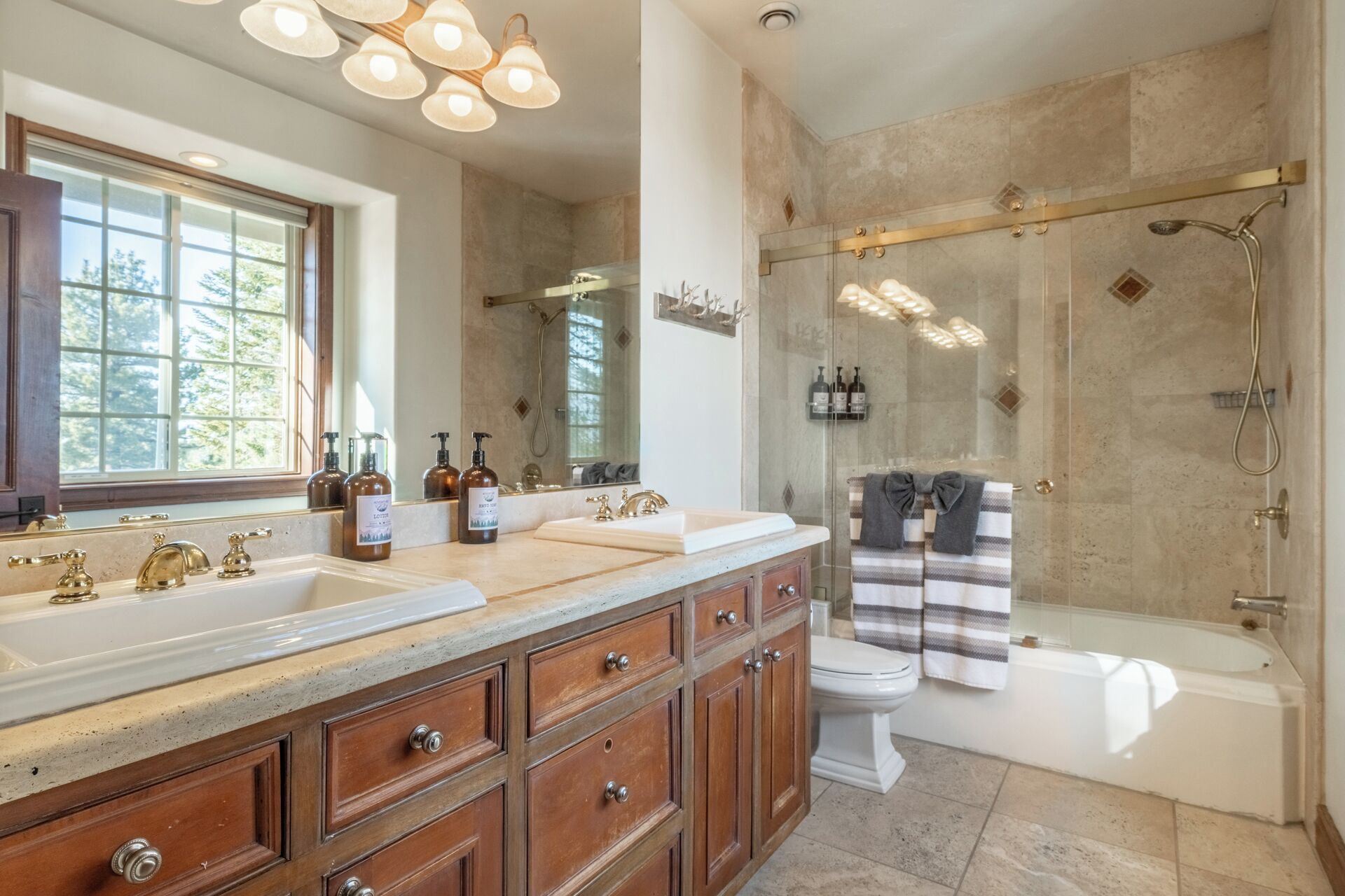 Combined shower/tub, hair dryer, towels