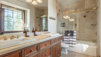 Combined shower/tub, hair dryer, towels