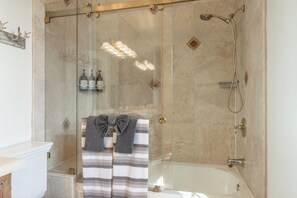 Ensemble douche/baignoire, serviettes fournies