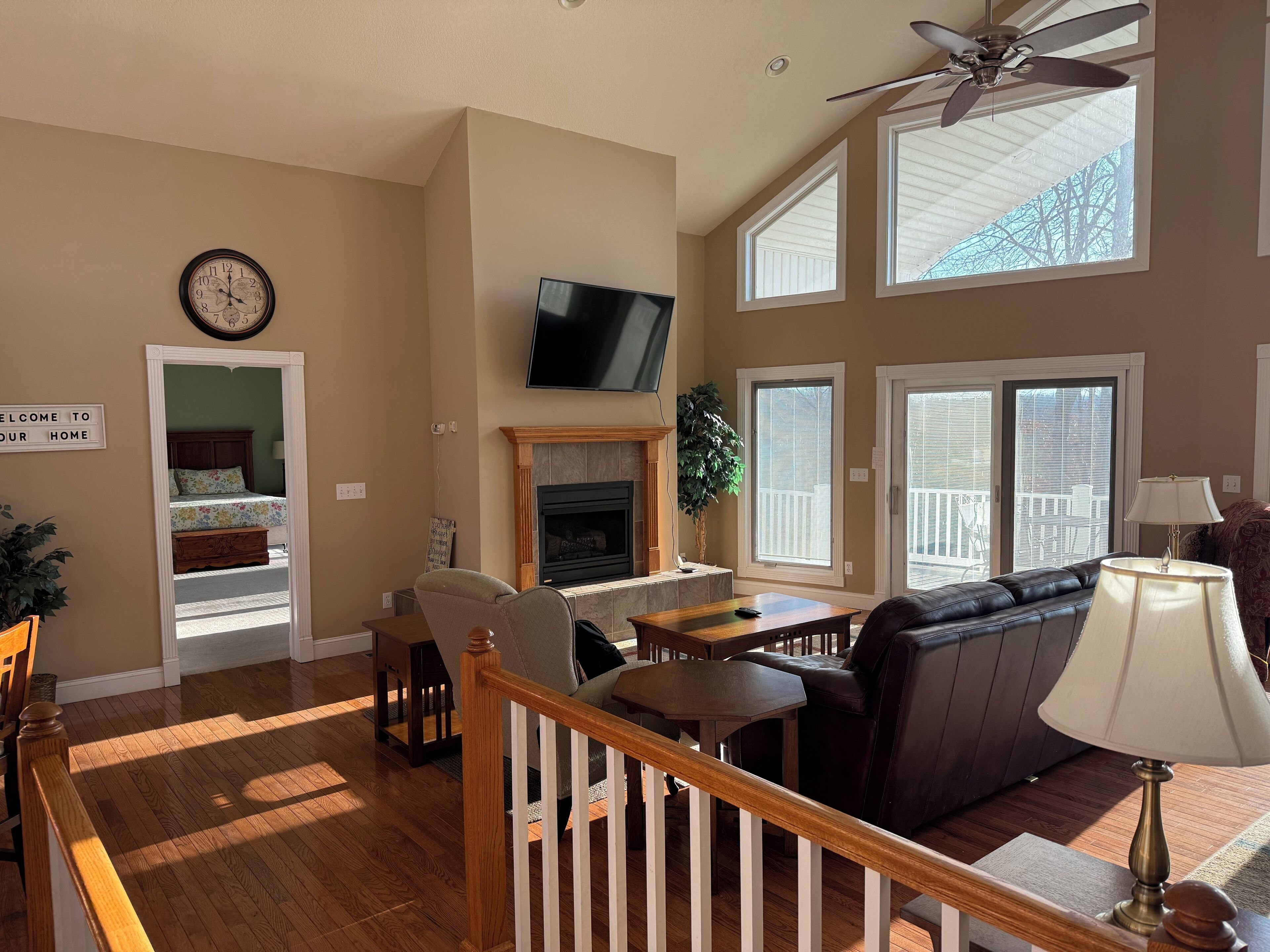 Smart TV, fireplace, ping pong, stereo