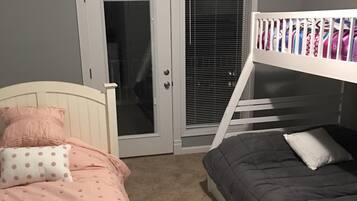 5 slaapkamers, een strijkplank/strijkijzer, wifi, beddengoed