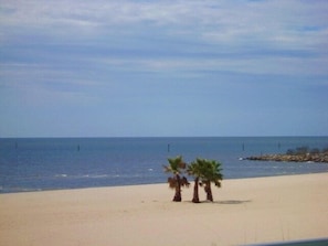 På stranden