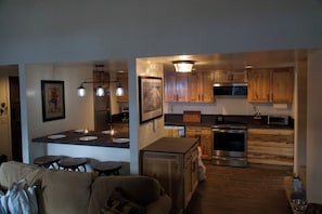 Fridge, microwave, oven, stovetop - 'Play Big' Sleep 6 in Spacious & Cozy, Family Place! (Mammoth Lakes)