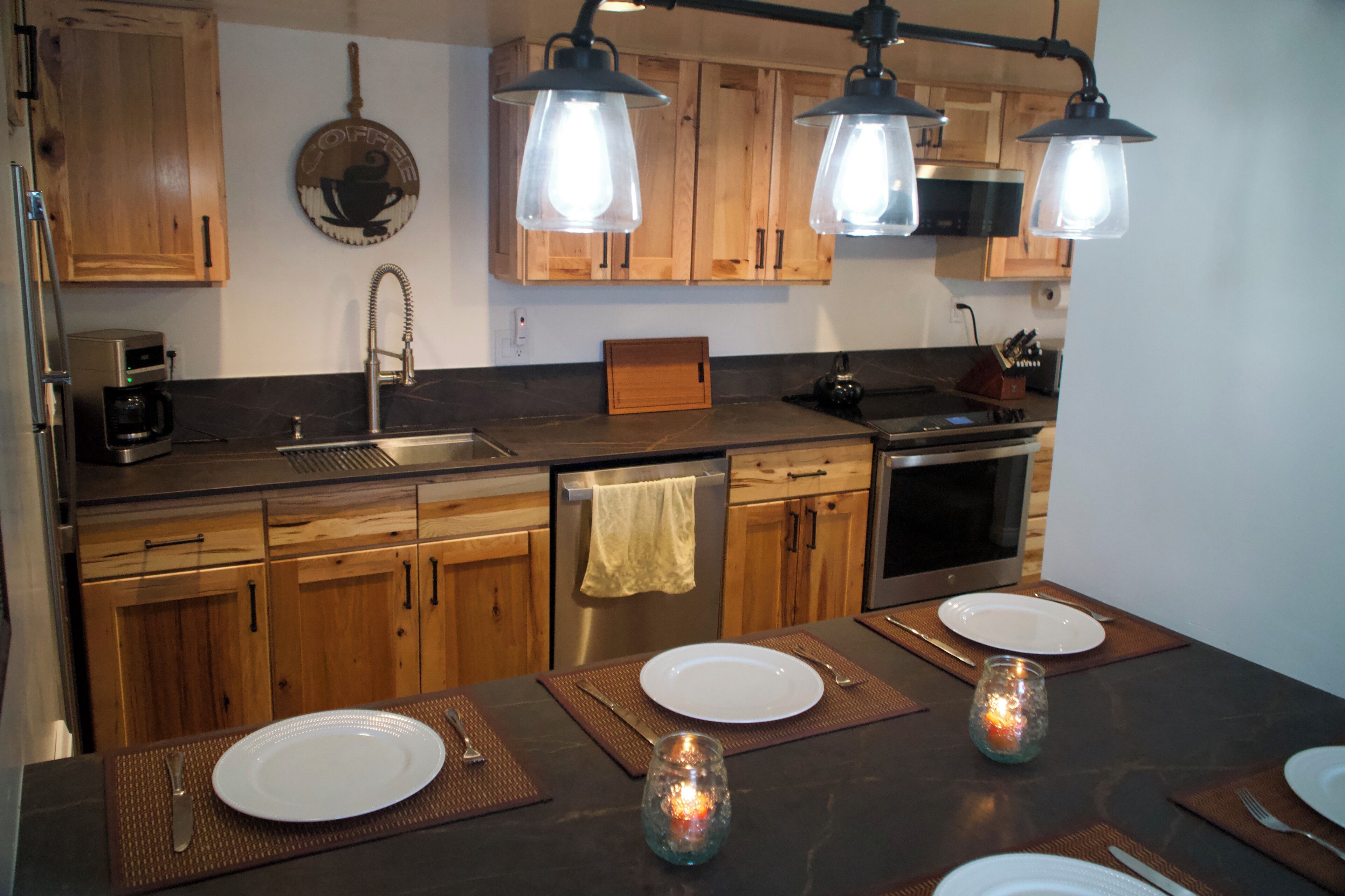 冷蔵庫、電子レンジ、オーブン、コンロ