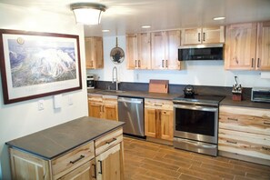 Fridge, microwave, oven, stovetop - 'Play Big' Sleep 6 in Spacious & Cozy, Family Place! (Mammoth Lakes)