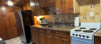 Charming 2br / 1ba Cottage < 2 Min Walk From Beach on Anna Maria Island Florida