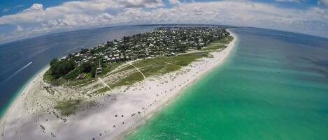Beach nearby, sun loungers, beach towels