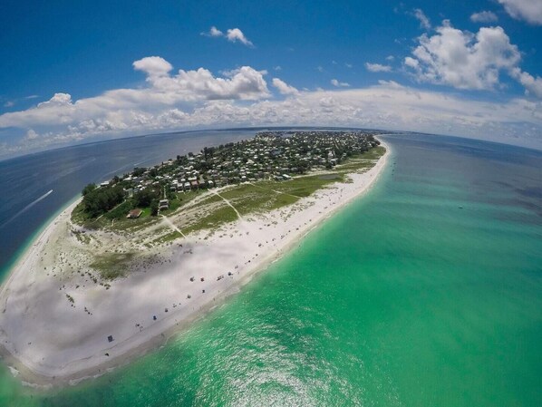 Beach nearby, sun-loungers, beach towels