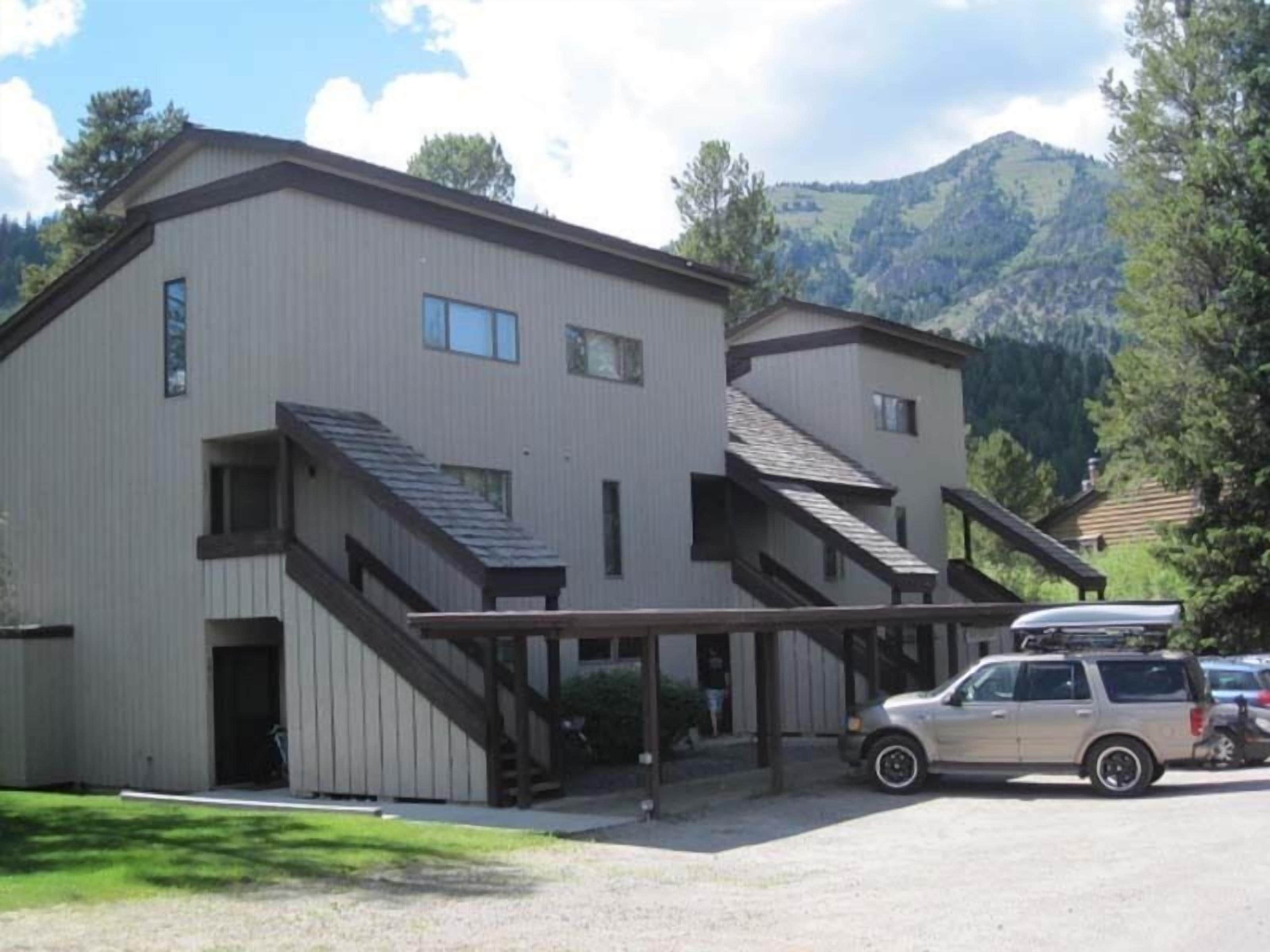 Desireable Aspens' Berry Patch Condo Creekside Secluded New Bathroom & Floors