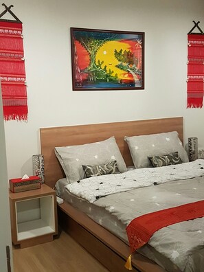 1 غرفة نوم وخزنة داخل الغرفة ومكتب وتجهيزات عازلة للصوت