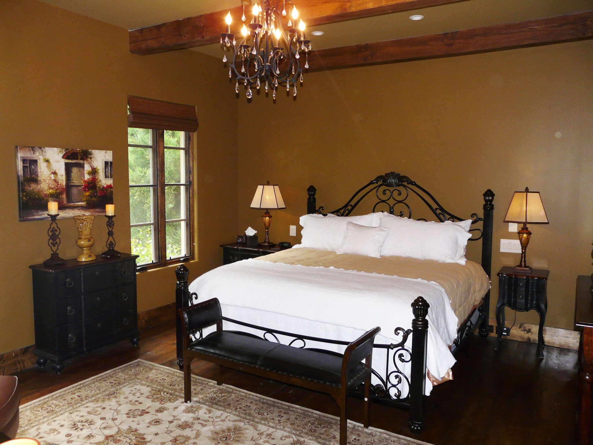 5 bedrooms, iron/ironing board, WiFi, bed sheets