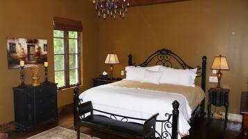 5 bedrooms, iron/ironing board, WiFi, bed sheets