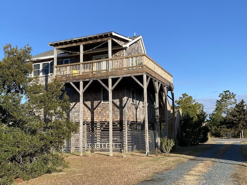 6 min walk to the beach, Welcome Back is a cozy, pet friendly oceanside cottage!