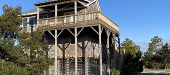 6 min walk to the beach, Welcome Back is a cozy, pet friendly oceanside cottage!