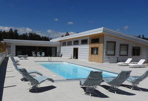 Outdoor pool, a heated pool - Osprey Retreat: Tranquil Black Hills Stay, Private Pool in Summer (Nemo)