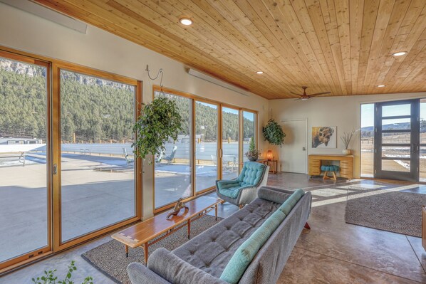 Smart TV, DVD player, books, stereo - Osprey Retreat: Tranquil Black Hills Stay, Private Pool in Summer (Nemo)