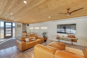 Smart TV, DVD player, books, stereo - Private Pool Paradise - MCM Luxury Black Hills Escape for Families & Friends (Nemo)