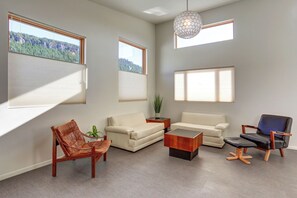 Smart TV, DVD player, books, stereo