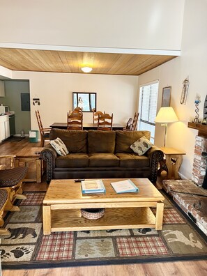 Smart TV, fireplace, DVD player, ping pong - Cozy Condo Incline Village, Nth Shore Lake Tahoe. SPECIAL FALL DISCOUNT (Incline Village)