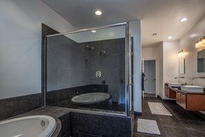 Combined shower/bathtub, jetted bath, hair dryer, towels - Luxury Estate in Prime Location w Panoramic views of Lake Havasu (Lake Havasu City)