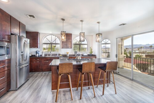 Luxury Estate in Prime Location w Panoramic views of Lake Havasu