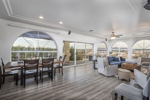 Smart-TV, Kamin, Stereoanlage