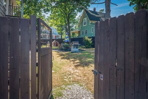 Terrace/patio - Private, 2nd Floor Cottage with Wonderful Ocean Views- Perfect for Families!  (Old Orchard Beach)