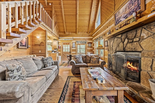 Secluded Log Cabin! Free pool access, big yard, awesome location!