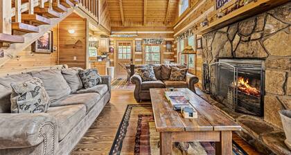 Secluded Log Cabin! Free pool access, big yard, awesome location!
